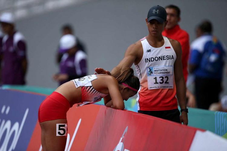 Atlet lari Indonesia Emilia Nova usai mengikuti final lari gawang 100 meter putri pada 18th Asian Games Invitation Tournament di Stadion Utama Gelora Bung Karno, Senayan, Minggu (11/2/2018). Ia gagal meraih medali emas setelah dikalahkan pelari asal Taiwan Hsieh Hsi En.