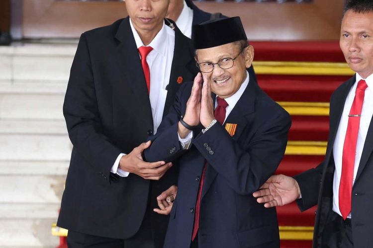 Mantan Presiden BJ Habibie meninggalkan lokasi usai sidang tahunan Majelis Permusyawaratan Rakyat Republik Indonesia Tahun 2018 di Kompleks Parlemen, Senayan, Jakarta, Kamis (16/8/2017). Presiden Joko Widodo menyampaikan pidato, yakni pidato kenegaraan dalam rangka Hari Ulang Tahun RI ke 73.

