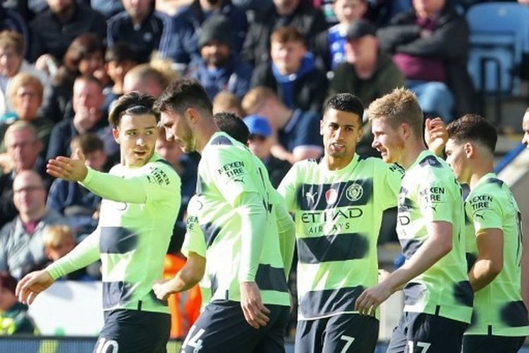 Kevin De Bruyne (dua dari kanan) merayakan gol bersama rekan setimnya dalam laga Leicester City vs Manchester City pada pekan ke-14 Liga Inggris 2022-2023 yang digelar di Stadion King Power, Sabtu (29/10/2022). Terkini, Manchester City bakal memainkan pertandingan melawan Sevilla dalam pekan ke-6 penyisihan grup Liga Champions 2022-23. Pertandingan Man City vs Sevilla dijadwalkan berlangsung di Stadion Etihad pada Kamis (3/11/2022) mulai pukul 03.00 WIB.