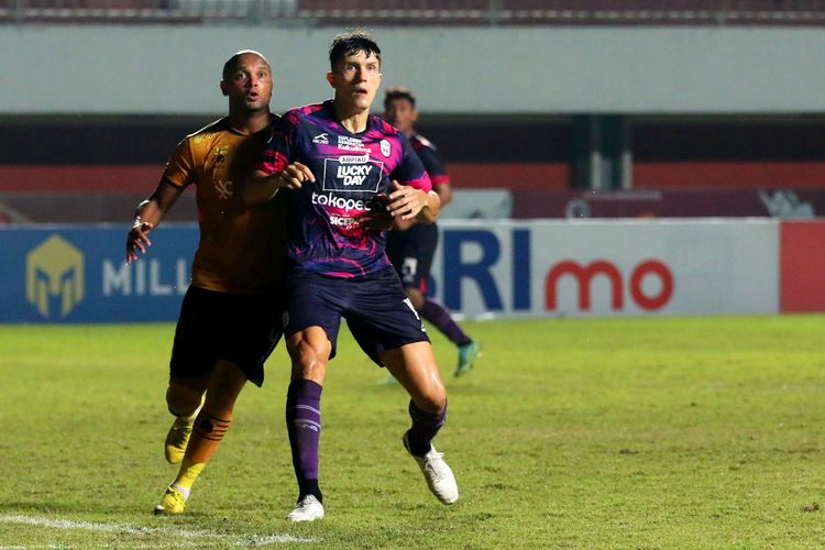 Pemain RANS Nusantara FC Victor Sallinas ditempel ketat pemain Bhayangkara FC saat pertandingan pekan ke-15 Liga 1 2022-2023 yang berakhir dengan skor 2-1 di Stadion Maguwoharjo Sleman, Kamis (16/12/2022) malam.