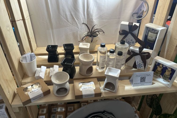  Berawal pada saat pandemi Covid-19 tepatnya tahun 2020, pasangan kakak beradik Claudia Cahyaning Tyas (23) dan Carine Tyas Cahyanti (26) memulai usaha pengharum ruangan dengan jenama Skinship Studio. Mengusung tagline Eco Consciuous Room Fragnance, mereka mengklaim produk pengharumnya telah ramah lingkungan. 