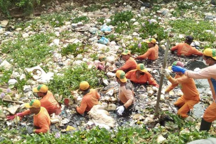Petugas yang melakukan pengangkutan sampah yang menumpuk di Sungai Cikarang Hilir, (Bendungan Srengseng Hilir), Desa Sukaringin, Kecamatan Sukawangi, Kabupaten Bekasi. Tercatat, dari kegiatan yang dilakukan selama tiga hari itu, sebanyak 150 ton sampah diangkut dari sungai.