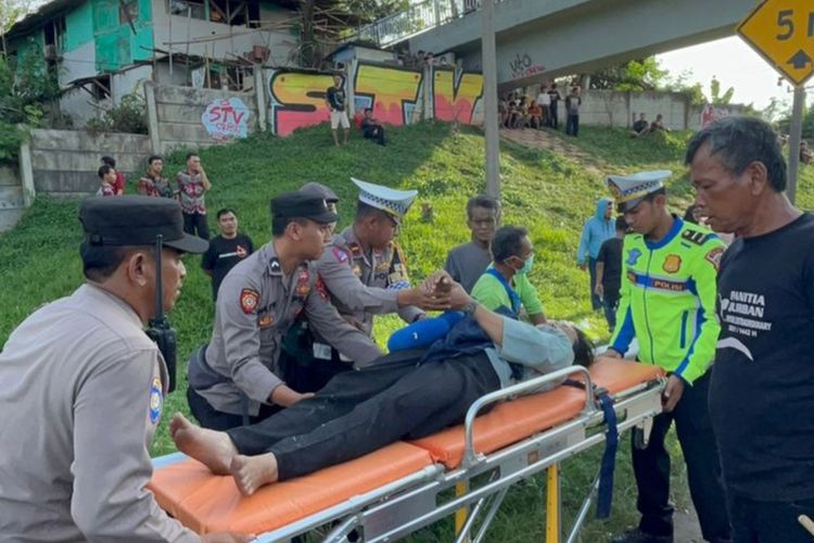 Petugas tengah mengevakuasi korban kecelakaan di Km 62+500 ruas Jalan Tol Jakarta - Cikampek, Jumat (28/4/2023).