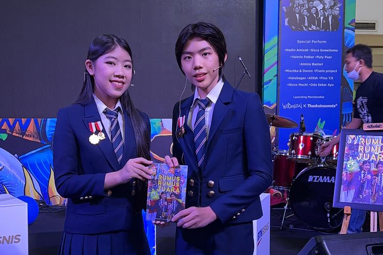 Mischka Aoki (13 tahun) dan Devon Kei Enzo (12 tahun) meluncurkan buku Rumus-Rumus Juara bersama penerbit Elex Media yang diadakan bertepatan HUT ke-53 Gramedia pada Sabtu, 4 Februari 2023 lokasi di Atrium Gramedia Matraman, Jakarta.
