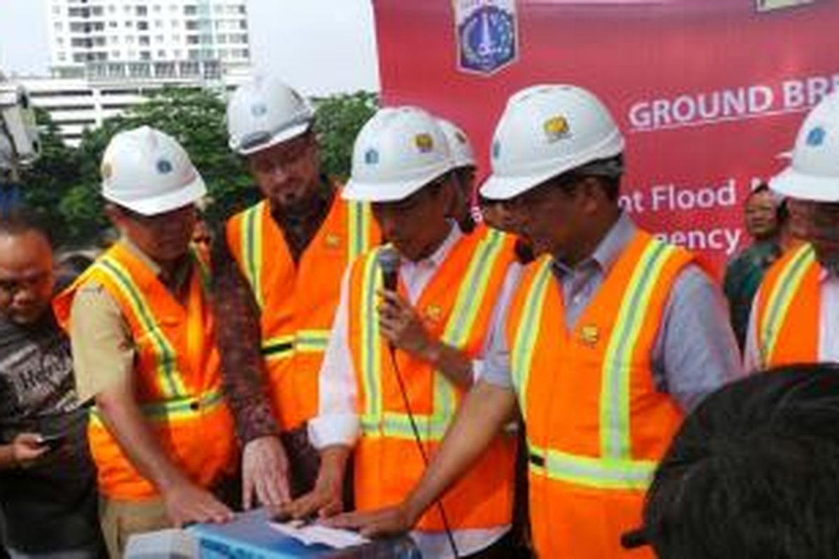 Gubernur Jakarta Joko Widodo meresmikan proyek Jakarta Emergency Dredging Inisiative di Waduk Melati, Tanah Abang, Jakarta Pusat, Rabu (11/12/2013).
