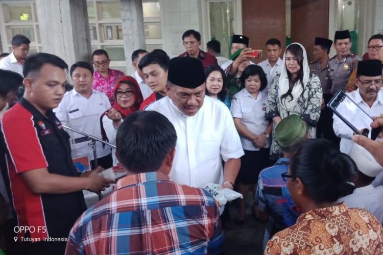 Gubernur Sulawesi Utara, Olly Dondokambey, menggelar buka puasa bersama masyarakat Kabupaten Bolaang Mongondow Timur, Rabu (23/5/2018)