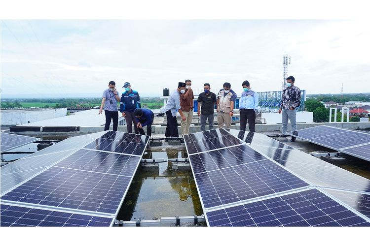 Mengunjungi hamparan modul surya pada PLTS Atap RSU Fastabiq Sehat Muhammadiyah Pati berkapasitas 25,2 kWp yang merupakan salah satu penerima insentif skema 100 persen untuk pembiayaannya. Insentif untuk instalasi PLTS Atap ini sebesar Rp 375,375,000. 

