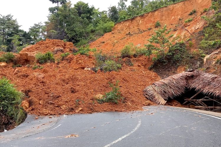 Longsor di Mandeh menyebabkan akses jalan ke Puncak Jokowi tertutup total pada Senin (24/1/2022).