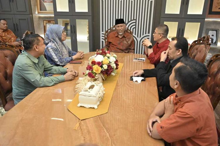 Rektor UIN Bukittinggi bersama jajarannya mendatangi Gubernur Sumbar untuk meminta maaf dan memberikan klarifikasi, Rabu (23/8/2023) malam