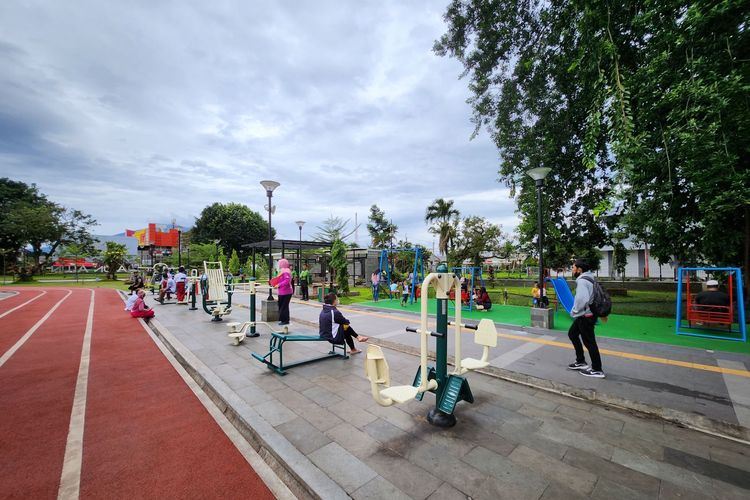 Arena bermain anak di samping jogging track yang ada di Alun-Alun Kota Bogor. 