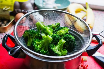 3 Cara Membersihkan Brokoli, Bisa Pakai Air Mengalir