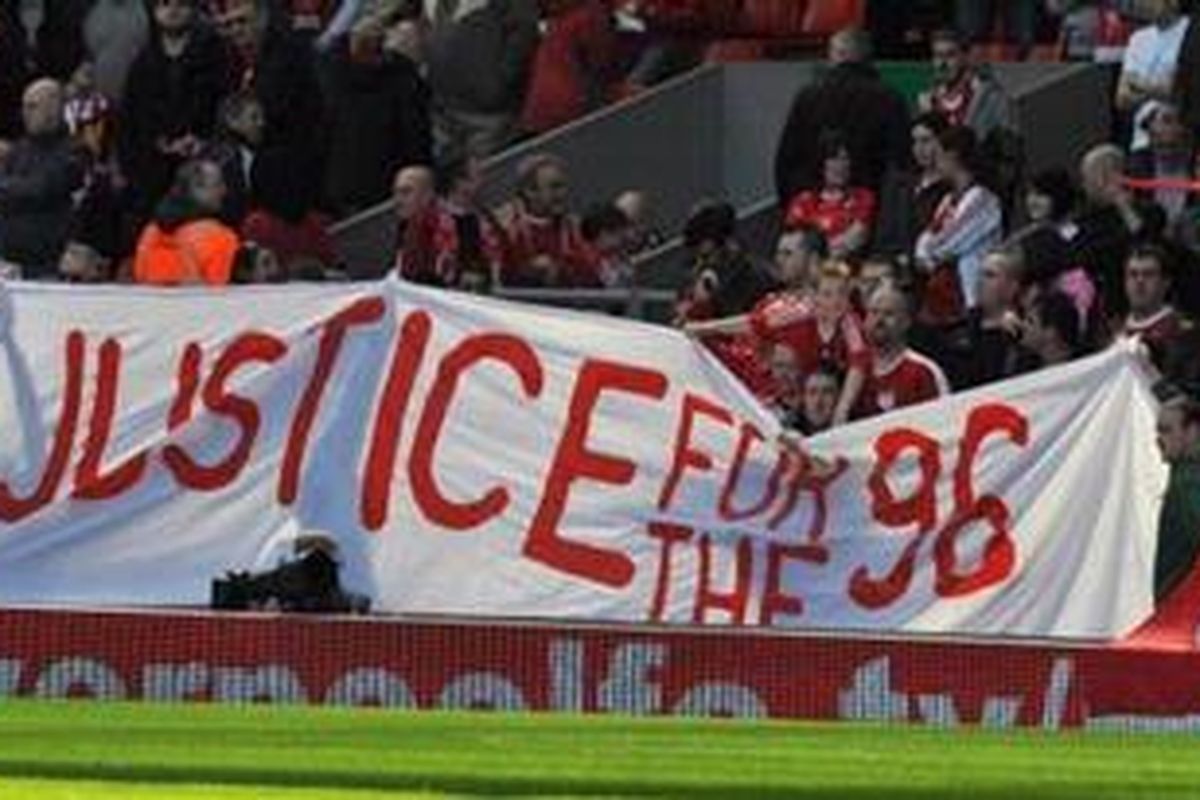 Suporter Liverpool membentangkan spanduk yang menuntut keadilan Tragedi Hillsborough, April 2009 lalu. Tragedi sepak bola terbesar di Inggris itu sendiri terjadi pada 15 April 1989, saat Liverpool melawan Nottingham Forest pada semifinal Piala FA di Stadion Hillsborough.