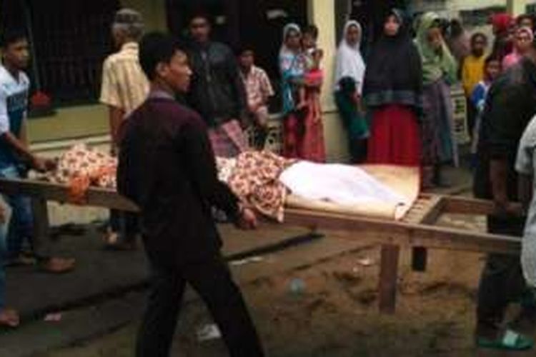 Warga membawa jenazah Ade Maulana, korban tenggelam di perairan Desa Lancang Barat, Kecamatan Dewantara, Aceh Utara, Kamis (22/12/2016) sore. Jenazah Ade dimakamkan di Desa Kandang, Lhokseumawe. 