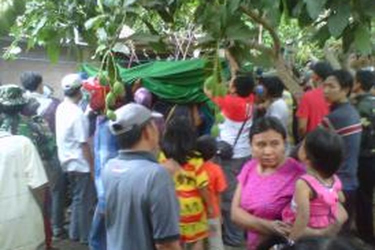 Jenazah Tara (13), Salah satu korban tewas akibat ledakan besar di Gang Malabar, Kelurahan Kota Kulon Kecamatan Bondowoso, Bondowoso, Jawa Timur, saat dimandikan pihak keluarga, Minggu (29/9/13)