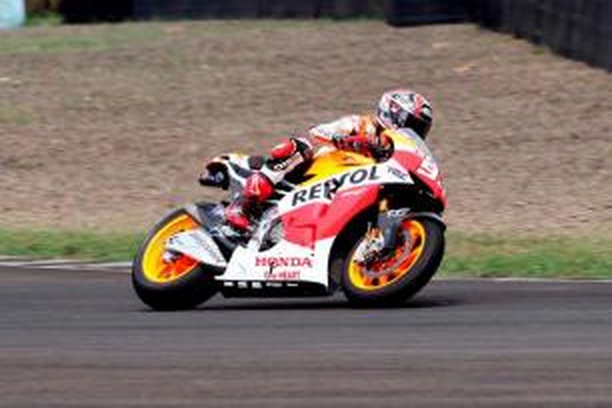 Juara dunia MotoGP, Marc Marquez memacu Honda RCV di Sirkuit Sentul, Bogor, Jawa Barat, Selasa (21/10/2014). Marc Marquez dan rekan satu timnya Dani Pedrosa datang ke Jakarta untuk bertemu penggemarnya.