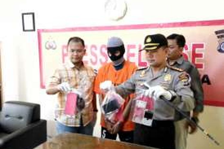 Kapolresta Kota Yogyakarta, AKBP Tommy Wibisono saat menunjukan barang bukti yang diamankan dari AS, seorang mucikari online