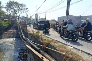 Tak Kunjung Diperbaiki, Warga Patungan Rp 10 Juta Tambal Sendiri Jembatan CBL Bekasi