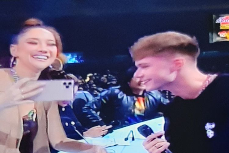 Penyanyi asal Inggris, HRVY, berswafoto bersama juri Indonesian Idol X, BCL.(RCTI)