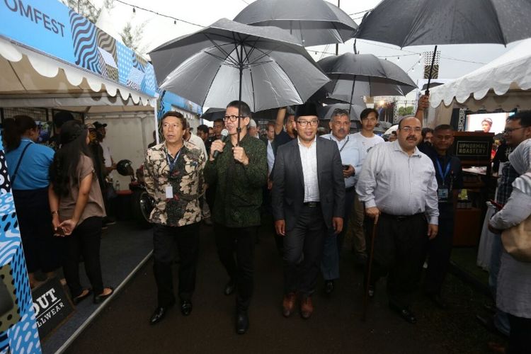 Wali Kota Bandung Ridwan Kamil saat meninjau kegiatan Bekraf Festival 2017 di Gudang PT KAI, Jalan Sukabumi, Jumat (8/12/2017) sore.