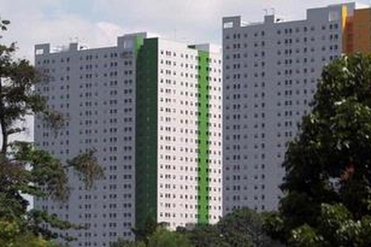 Pembangunan tahap akhir proyek apartemen di kawasan Rawasari, Jakarta Pusat, Jumat (5/4/2013). Keterbatasan lahan di perkotaan membuat apartemen menjadi incaran hunian karena harga yang lebih terjangkau dan akses lebih dekat ke pusat kota.
