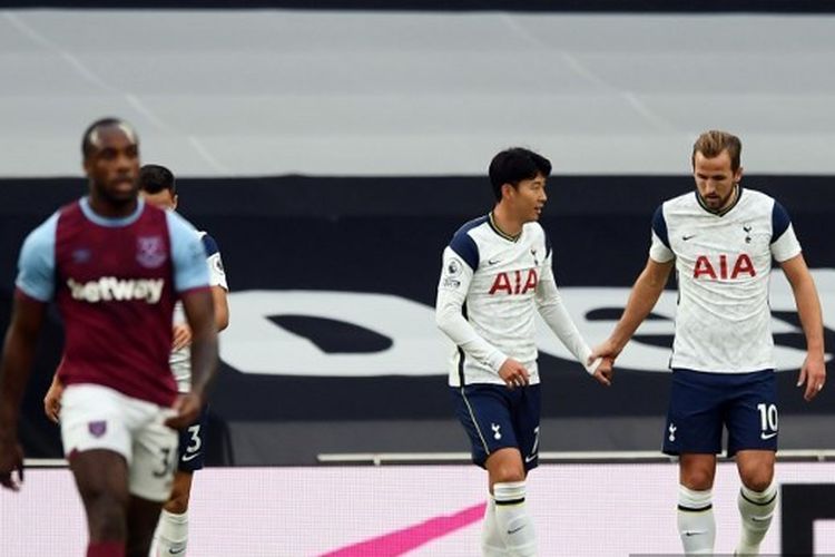 Penyerang Tottenham, Son Heung-min dan Harry Kane, merayakan gol ke gawang West Ham pada ajang Liga Inggris, Minggu (18/10/2020).