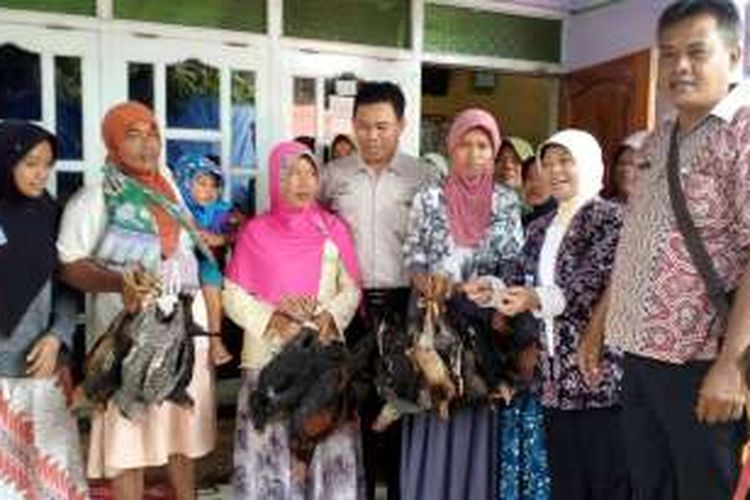 Warga Desa Pesantunan, Wanasari, Brebes, Jawa Tengah, menerima ayam dari Dinas Peternakan. Berharap dengan ayam-ayam tersebut bisa meningkatkan kesejahteraan masyarakat.