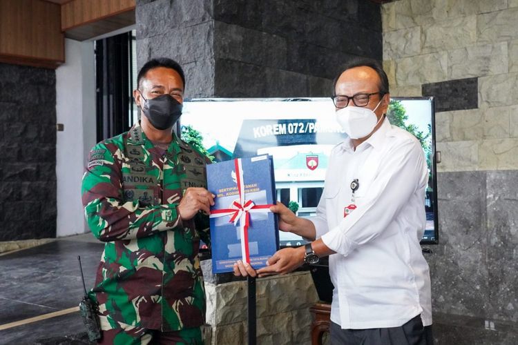 Kepala Staf Angkatan Darat (KSAD) Jenderal TNI Andika Perkasa menerima sertifikat tanah daerah latihan TNI AD di Urut Sewu, Kebumen, Jawa Tengah.