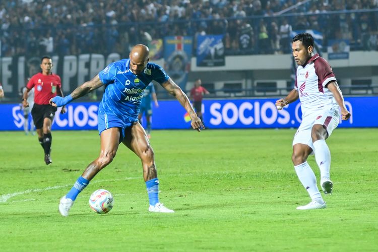 Usaha pemain Persib Bandung David da Silva melepaskan tenangan dalam pertandingan pekan ke-21 antara Persib vs PSM Makassar, Senin (4/12/2023) di Stadion Gelora Bandung Lautan Api (GBLA). 
