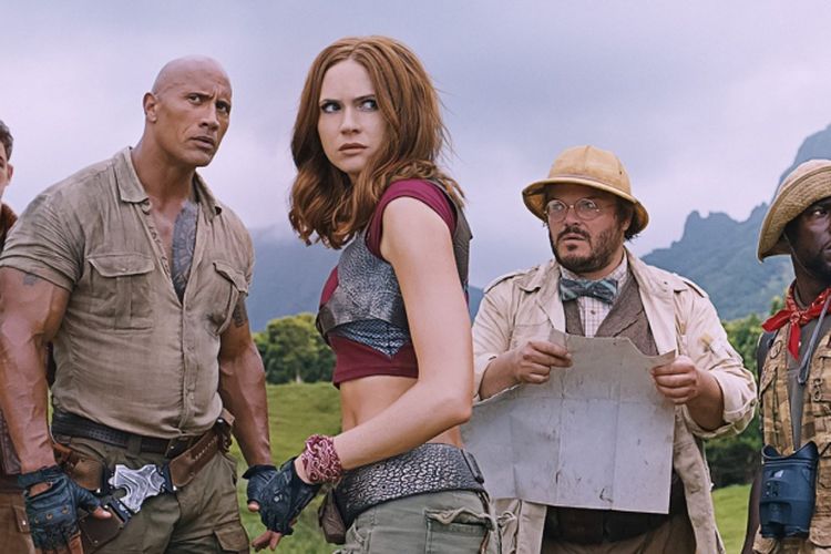 Nick Jonas, Dwayne Johnson, Karen Gillan, Jack Black, dan Kevin Hart dalam film Jumanji: Welcome to the Jungle.