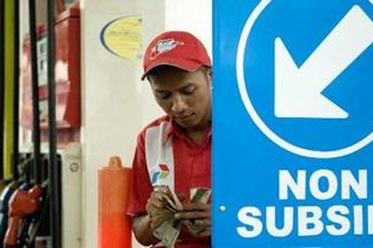 Petugas menghitung uang di SPBU Matraman, Jakarta, Rabu (9/3/2011).