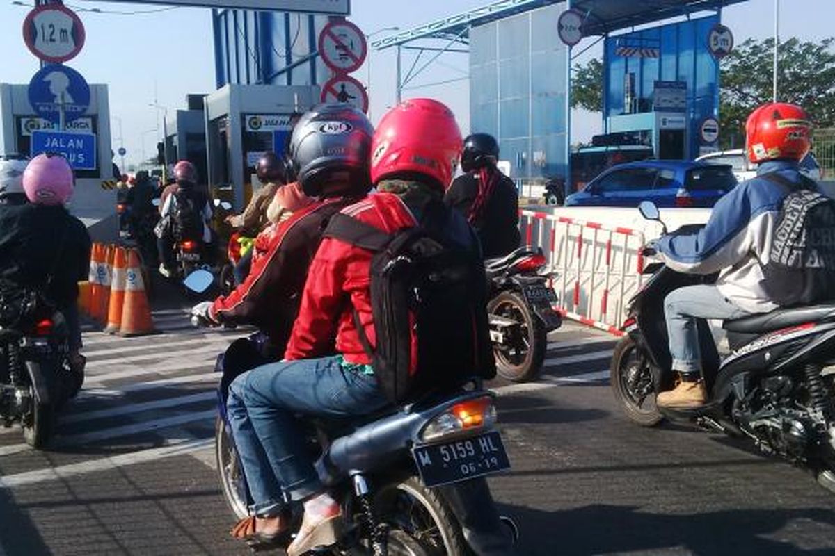 Arus mudik di jembatan tol Surabaya-Madura, Kamis (16/7/2015) sore, terlihat lancar. Pengendara sepeda motor tak lagi berhenti di gerbang tol karena tidak dipungut biaya.