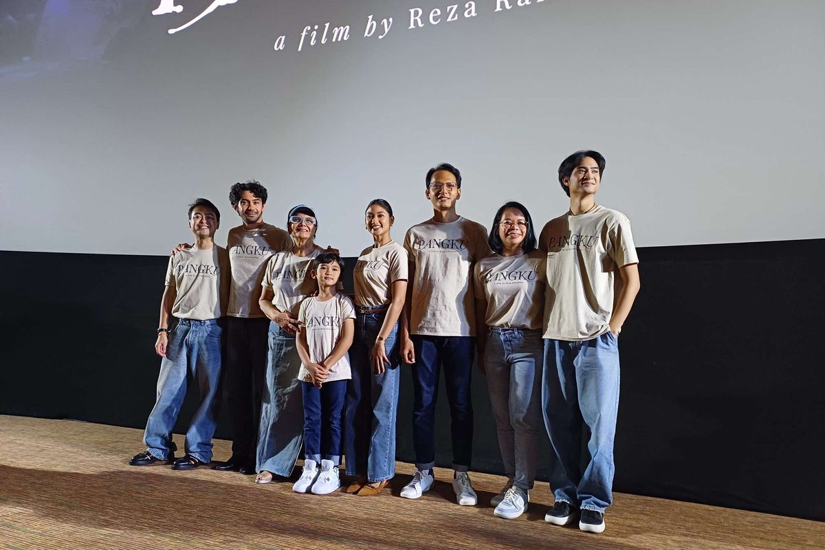 Deretan pemain dan sutradara film Pangku dalam konferensi pers di XXI Epicentrum, Jakarta Selatan, Selasa (29/10/2024).