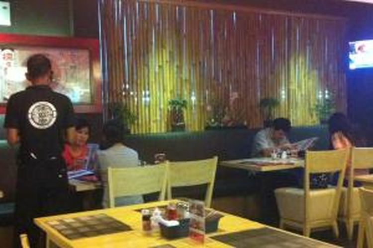 Suasana Restoran Chin Ma Ya yang sangat Jepang dengan dekorasi dan bambu untuk menutup kacanya.