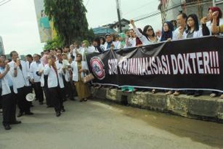 Seluruh dokter se-Kaltim mogok praktik, Rabu (27/11/2013). Bahkan di Samarinda, ratusan dokter menggelar aksi turun ke jalan dan membawa spanduk bertuliskan 