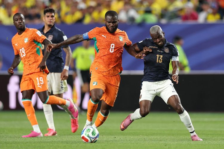 Franck Kessie dibayangi Enner Valencia dalam pertandingan Piala Dunia 2026 Grup E antara Pantai Gading vs Ekuador di Stadion Philadelphia pada 14 Juni 2026 di Philadelphia, Pennsylvania. Darrian Traynor/Getty Images/AFP (Foto oleh Darrian Traynor / GETTY IMAGES AMERIKA UTARA / Getty Images melalui AFP)