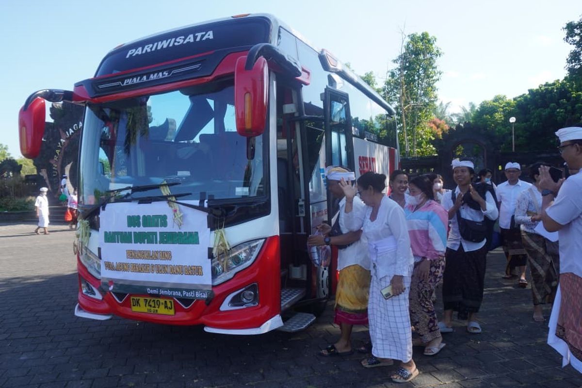 Bupati Jembrana I Made Kembang Hartawan merintis layanan bus gratis bagi masyarakat pemedek yang hendak tangkil pada rangkaian upacara besar di Bali, yakni Ida Bhatara Turun Kabeh di Pura Besakih dan Ngusaba Kedasa di Pura Ulun Danu Batur 2026.