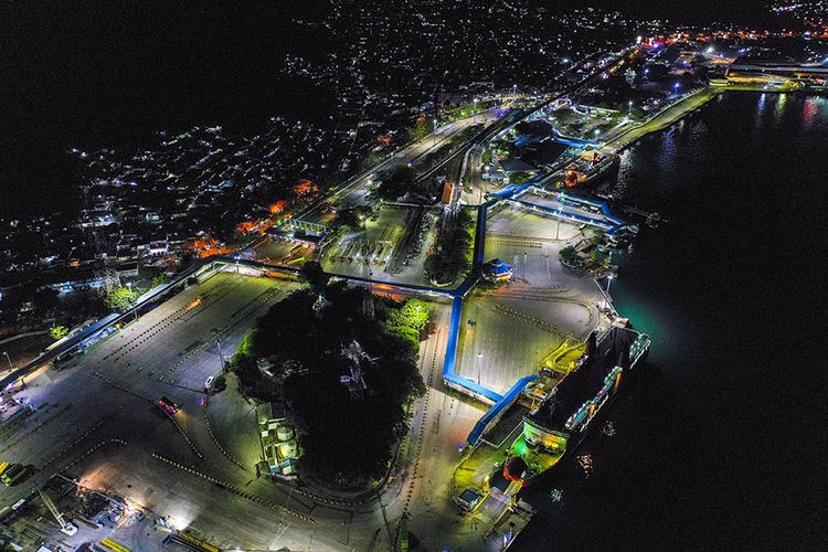 Foto aerial suasana Pelabuhan Merak di Banten, Kamis (21/5/2020) malam. Menjelang Hari Raya Idul Fitri 1441 H, arus penyeberangan penumpang di Pelabuhan Merak mengalami penurunan penumpang hingga 98,3 persen jika dibandingkan periode yang sama pada tahun lalu dikarenakan adanya aturan larangan mudik dari pemerintah demi mencegah penyebaran pandemi COVID-19.