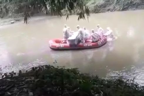 Viral Foto Petugas Seberangi Sungai Saat Antarkan Jenazah Covid-19 di Padang