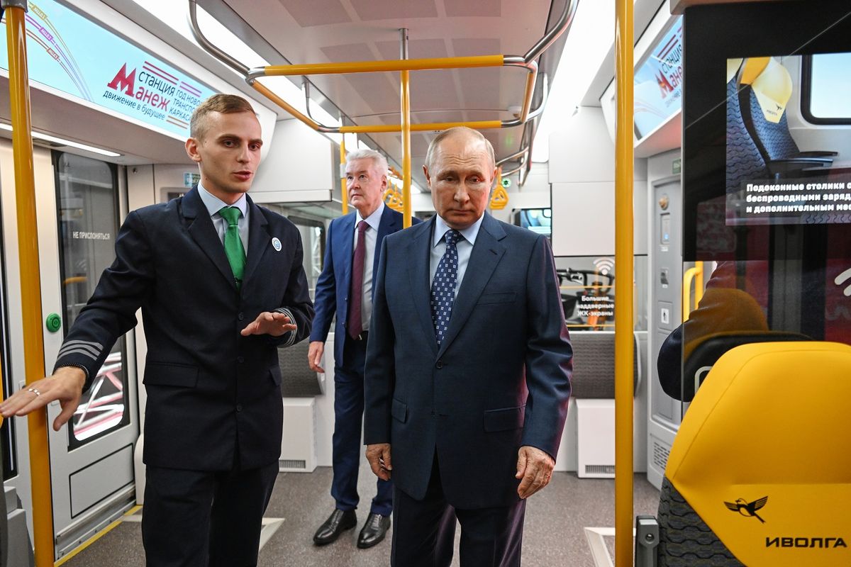 Diresmikan oleh Presiden Rusia Vladimir Putin dan Wali Kota Moskow Sergei Sobyanin, MCD berdiri sebagai proyek monumental dalam transportasi penumpang global. Pendiriannya bertujuan untuk membangun sistem metro permukaan untuk menghubungkan aglomerasi Moskow yang luas dengan lancar. 