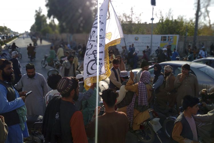Milisi Taliban terlihat berada di dalam kota Farah, ibu kota provinsi Farah, di barat daya Kabul, Afghanistan, Selasa (10/8/2021).