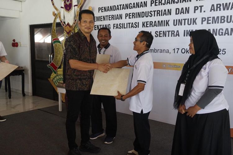 Bupati Jembrana I Made Kembang Hartawan saat menyerahkan bantuan keramik pada salah satu IKM.