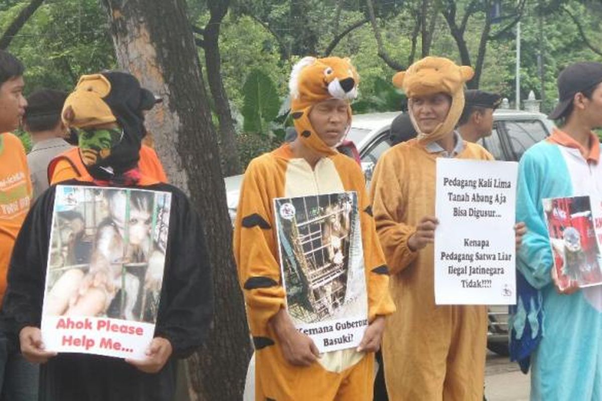 Beberapa orang melakukan demo di Balai Kota DKI untuk menuntut penutupan pasar satwa liar di Jatinegara, Kamis (13/10/2016). 