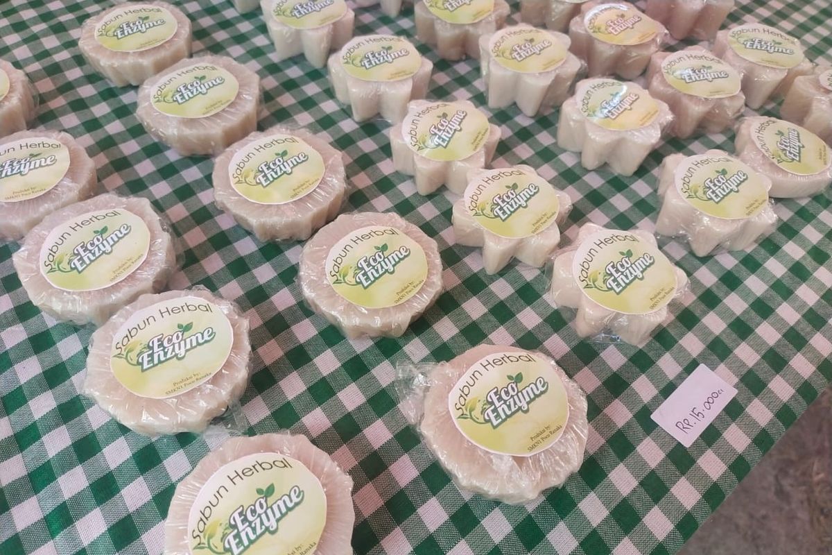 Siswa dan Siswi SMKN 1 Pocoranaka, Kecamatan Lambaleda Selatan, Kabupaten Manggarai Timur, Nusa Tenggara Timur mengembangkan keterampilan kewirausahaan dengan memproduksi Sabun Aroma Terapi Kopi dan Sabun Herbal Eco Enzyme dengan omset Rp 1.200.000.