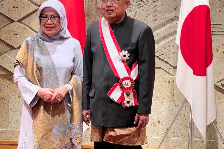 Wakil Presiden ke-10 dan ke-12, M Jusuf Kalla (JK) bersama istrinya, Mufidah Jusuf Kalla saat menerima penghargaan dari pemerintah Jepang.