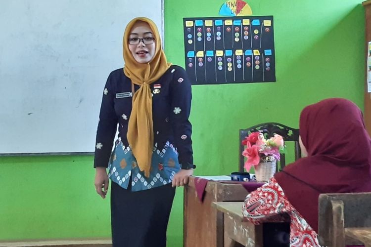 Sosok Zera Ayu Fatmawati guru Sekolah Dasar (SD) 01 Sewurejo, Karanganyar, Jawa Tengah, yang viral saat sedang membersihkan ratusan kutu di rambut muridnya viral di media sosial.