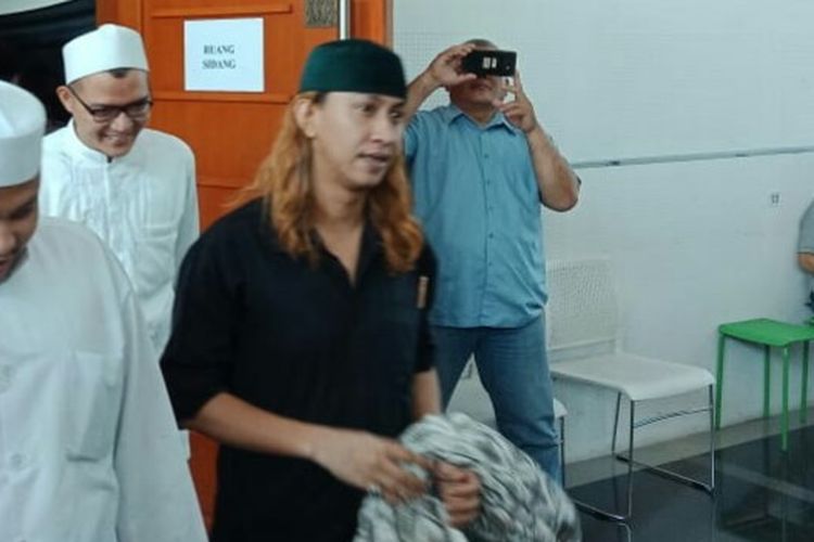 Bahar bin Smith tampak menggunakan kemeja hitam masuk ruang sidang.