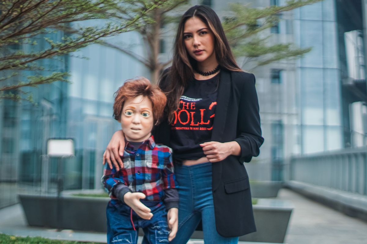 Artis peran Jessica Mila berpose dengan boneka animatronics usai mengisi acara program HypeTalk ι.com di Menara ι, Jakarta, Rabu (13/04/2022). Film The Doll 3 sendiri akan menjadi chapter terakhir dari teror boneka arwah dari Hitmaker Studios