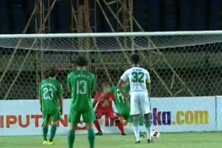 Momen gol penalti Irfan Bachdim pada laga pamungkas Grup C Piala Menpora 2021 antara PS Sleman dan Persebaya Surabaya di Stadion Si Jalak Harupat, Kab. Bandung, Rabu (7/4/2021). 