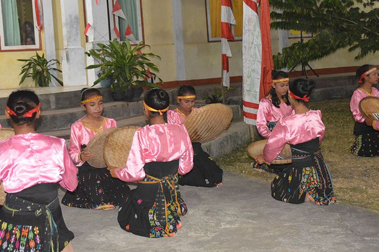 Para penari dari SMPK Waemokel, Kelurahan Watunggene, Kecamatan Kota Komba, Kabupaten Manggarai Timur, Flores, NTT mementaskan tarian Tepi Woja, Sabtu (17/8/2019) saat memeriahkan HUT ke-74 RI tingkat Kecamatan Kota Komba. Penari SMPK Waemokel mempromosikan kearifan lokal yang berkaitan tradisi pertanian di wilayah Manggarai Timur.