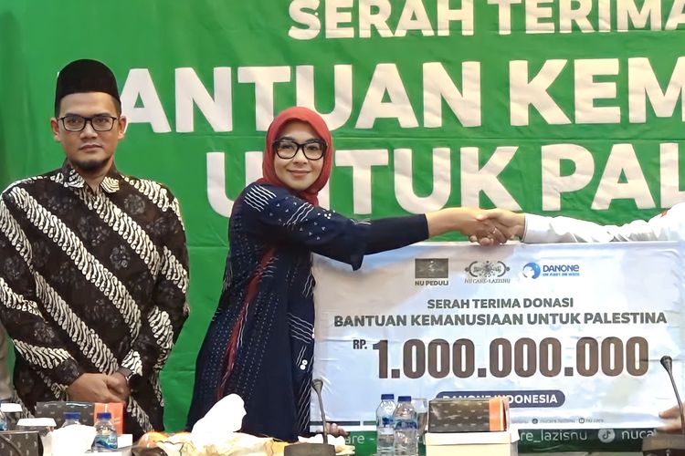 Vice President General Secretary Danone Indonesia Vera Galuh Sugijanto menyerahkan donasi Rp 1 miliar untuk warga Gaza Palestina, kepada Ketua Tanfidziyah Pengurus Besar Nahdlatul Ulama (PBNU) yang membidangi Lazisnu KH Choirul Sholeh Rasyid dan Wakil Ketua NU Care-Lazisnu Qohari Cholil, di Gedung PBNU, Jakarta Pusat, Senin (13/11/2023).